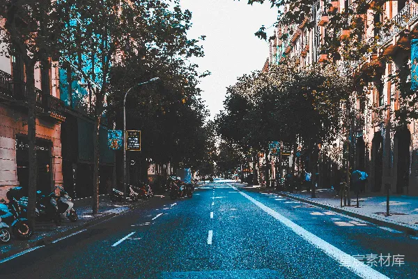 高清摄影 建筑物之间的灰色混凝土道路