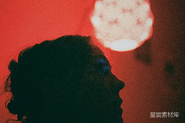 高清摄影 戴着眼镜的女人正面对着她的左侧。