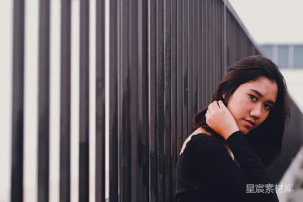 高清摄影 女人靠在栏杆上