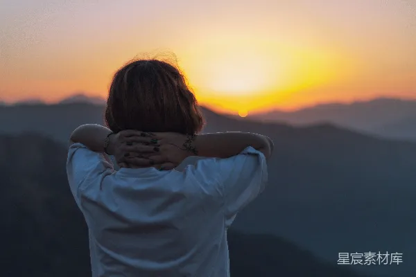 高清摄影 背对夕阳抱着头的女子