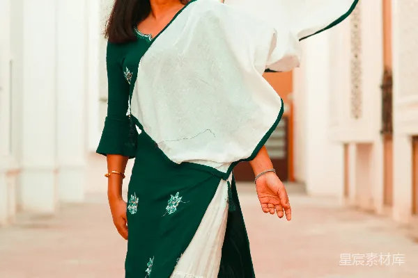 高清摄影 蓝白相间衣服的女人，戴着黑色框架的眼镜