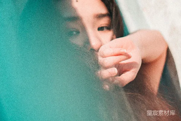 高清摄影 穿着灰色上衣的女子