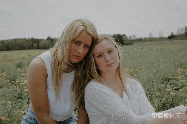 高清摄影 两位妇女坐在田野里