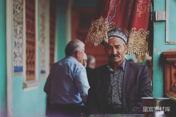 高清摄影 黑色西装的男人站在白衬衫男人的旁边。