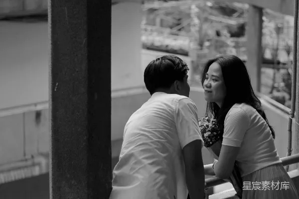 高清摄影 一个男人和一个女人站在彼此旁边