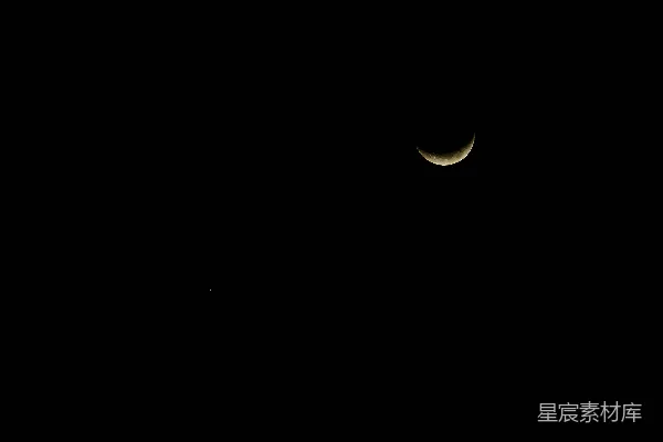 夜空中一轮残月与一颗星星。