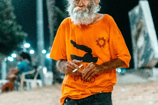 高清摄影 橙色圆领T恤的男人在棕色沙滩上站立，白天时间。