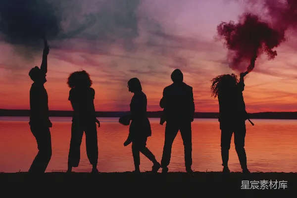 高清摄影 夕阳下人们手持烟雾弹的身影