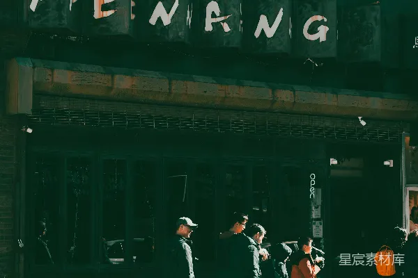 高清摄影 一群人走在一栋高大建筑旁边的大街上