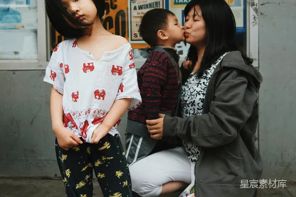 高清摄影 女子吻男孩，女孩自拍旁边