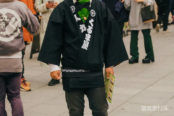 高清摄影 一个穿着黑夹克和绿围巾的人