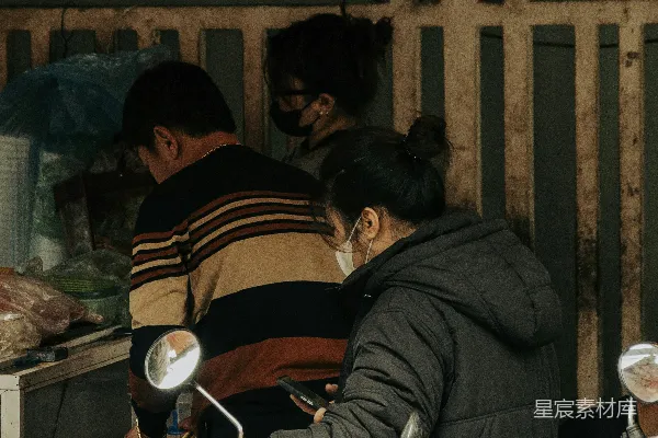 高清摄影 一群人在食品摊周围站立