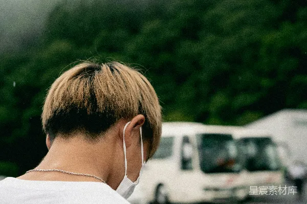 高清摄影 一个戴着耳机的男人