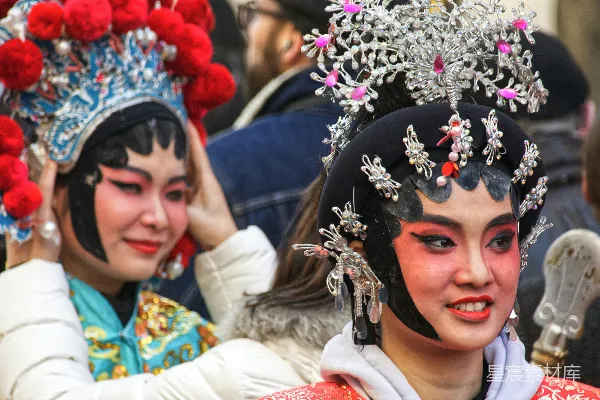 高清摄影 男女在活动中戴着口罩参加活动