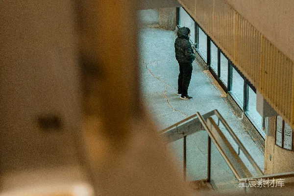 高清摄影 一个人走在一条街道旁边的一栋建筑旁边