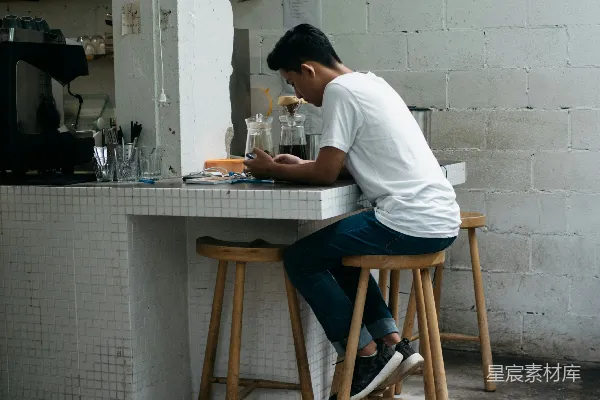 高清摄影 白衬衫男人坐在棕色木椅上