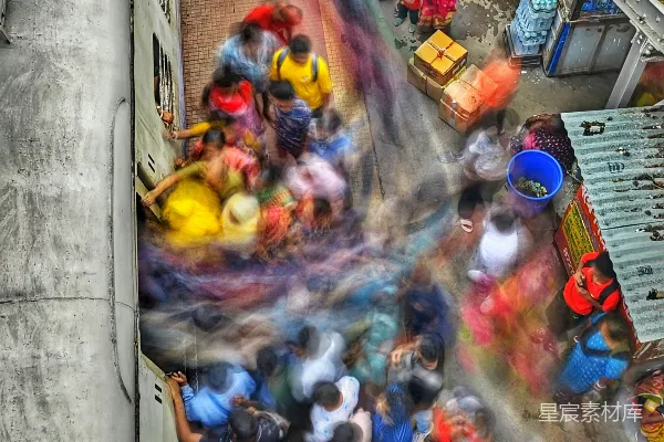 高清摄影 一群人在火车站周围站立