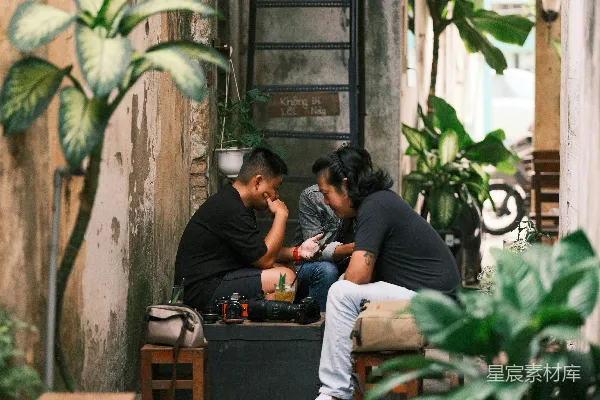 高清摄影 两人坐在 courtyard 中的一条长椅上。