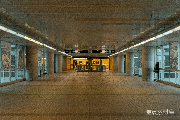 高清摄影 一座有钟挂在墙上的空旷大建筑物