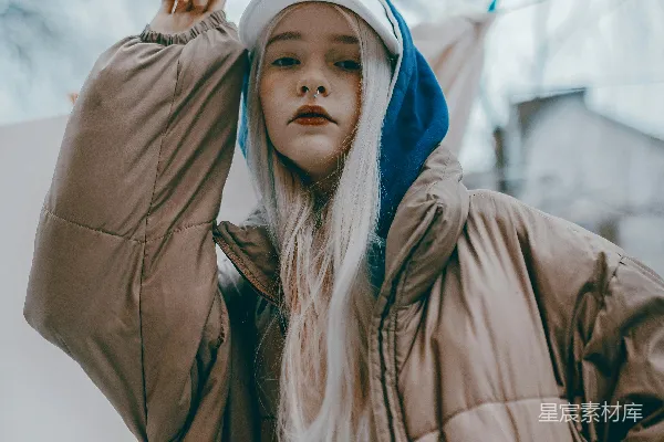 高清摄影 一头长白发的女子穿着棕色夹克