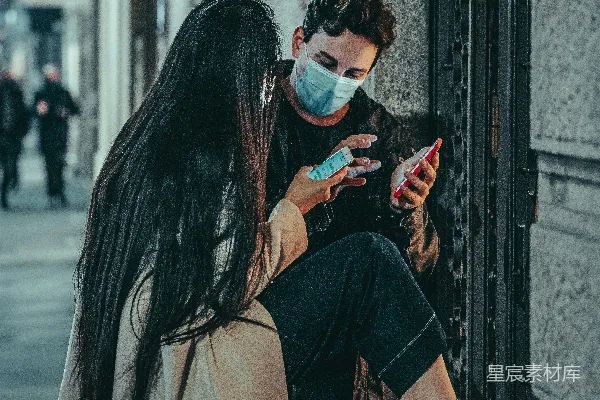 高清摄影 戴着口罩的女人在看她的手机