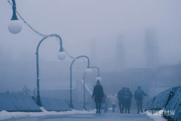 高清摄影 一群人在雪地里走在人行道上