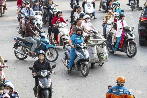 高清摄影 一群人在街道上骑摩托车。