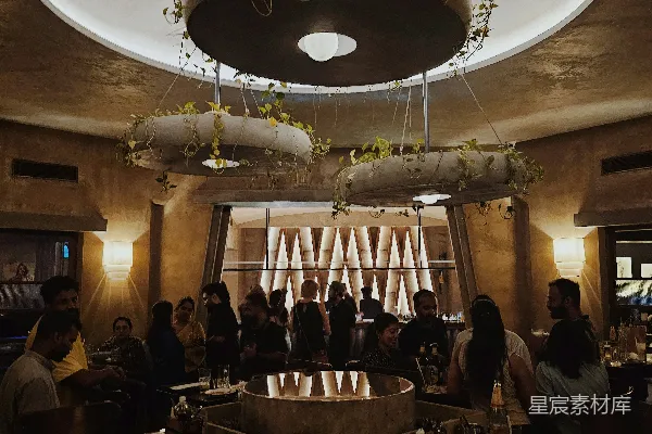 高清摄影 一群人在餐厅的桌边坐着