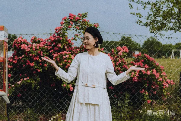 高清摄影 白色长袖连衣裙的女子在绿草地上白天站立。