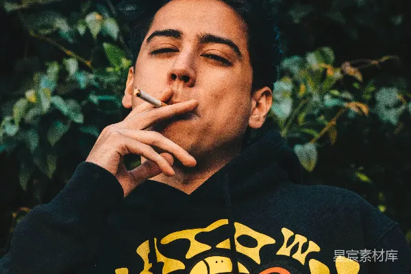 高清摄影 一个男子在灌木前抽烟