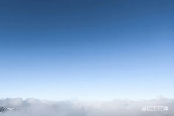 高清摄影 一群人在雪覆盖的斜坡上站立。