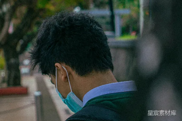 高清摄影 一个戴着耳机的男人