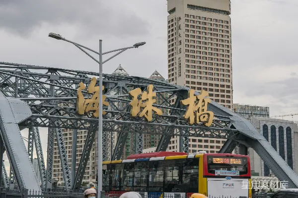 高清摄影 一群人在骑摩托车。