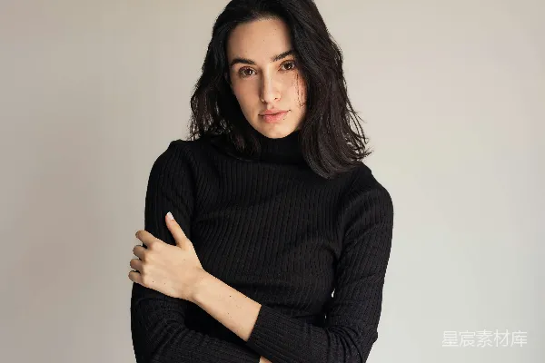 高清摄影 一个女人穿着黑色的翻领毛衣