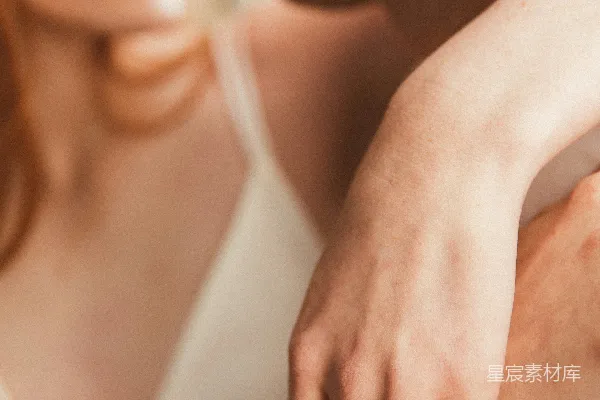 高清摄影 男人和女人靠近货柜。