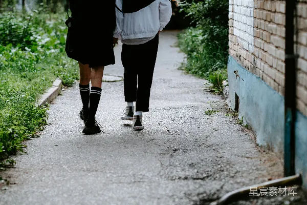 高清摄影 一个男人和一个女人走在人行道上