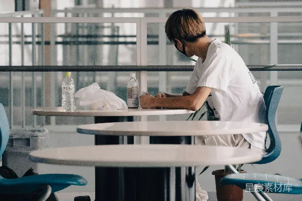 高清摄影 一个男人坐在一张桌子旁