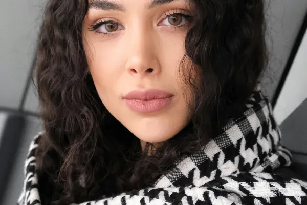 高清摄影 一头 curly 头发的女子戴着黑色和白色相间的围巾