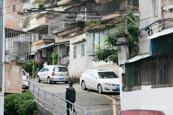 高清摄影 一辆红色的汽车停在路边上。