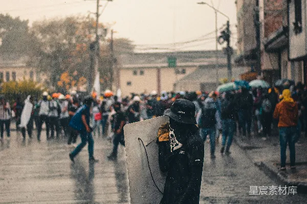 高清摄影 撑伞的男人在雨中行走