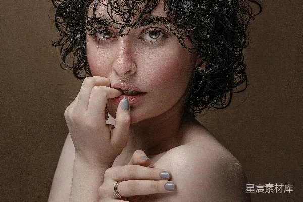 高清摄影 一头 curly 发型的女子正在拍照。
