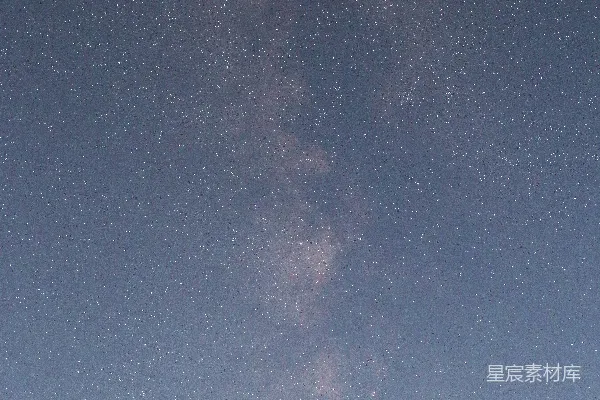 高清摄影 童子在男子肘部，星空之下