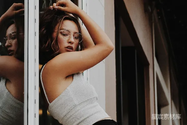 高清摄影 白 tank top 和黑色裤子的女人站在玻璃窗旁