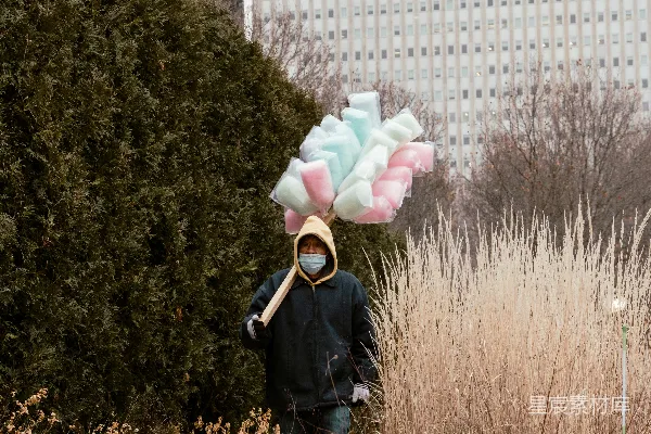 高清摄影 头顶一堆东西的人