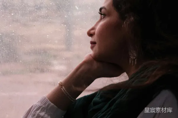 高清摄影 雨中女子望向窗外