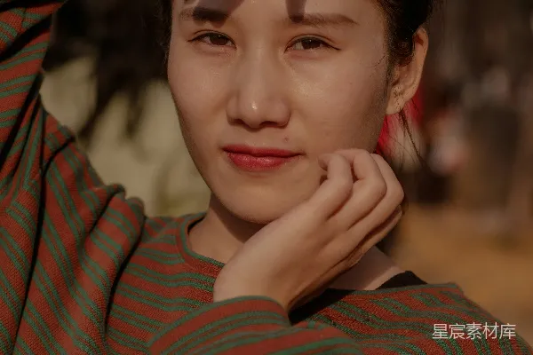 高清摄影 一个女人用手捂着头