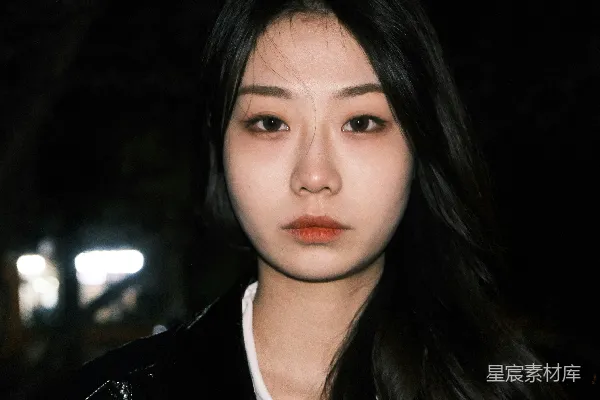 高清摄影 一个长着黑色头发的女人穿着黑色夹克