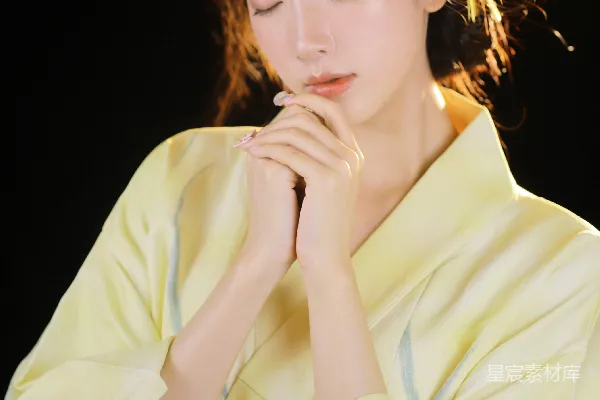 高清摄影 黄色长袖衫的女人