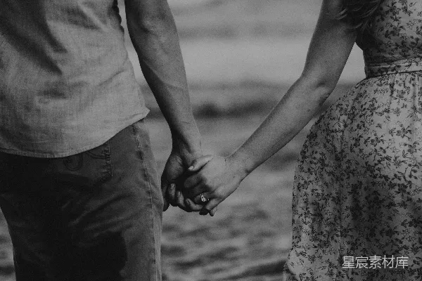 高清摄影 海滩上的夫妻 couple 在海滩上