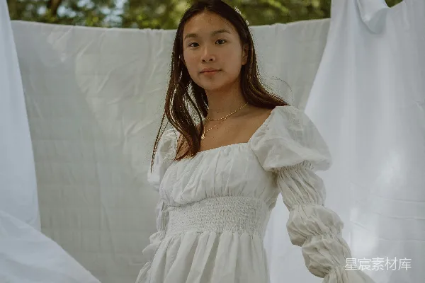 高清摄影 白衬衫长袖女装站在白窗帘旁